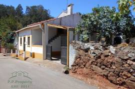Cute small country house with land near Alvaiazere.
