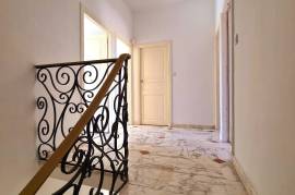 Pleasant City House With 145 M2 Of Living Space, Terrace And Private Parking In A Quiet Area.