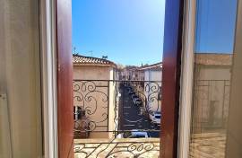 Pleasant City House With 145 M2 Of Living Space, Terrace And Private Parking In A Quiet Area.