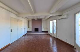 Pleasant City House With 145 M2 Of Living Space, Terrace And Private Parking In A Quiet Area.