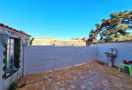 Pleasant City House With 145 M2 Of Living Space, Terrace And Private Parking In A Quiet Area.