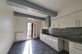 Pleasant City House With 145 M2 Of Living Space, Terrace And Private Parking In A Quiet Area.
