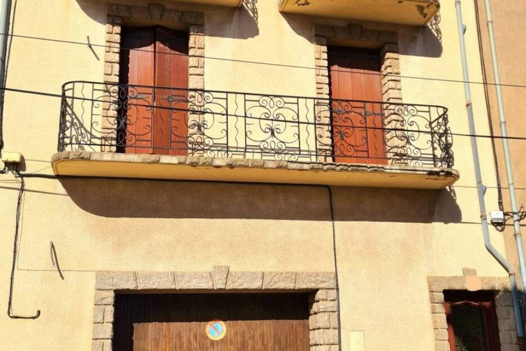 Pleasant City House With 145 M2 Of Living Space, Terrace And Private Parking In A Quiet Area.