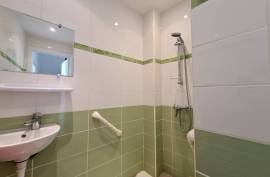 Pleasant City House With 145 M2 Of Living Space, Terrace And Private Parking In A Quiet Area.