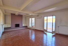 Pleasant City House With 145 M2 Of Living Space, Terrace And Private Parking In A Quiet Area.