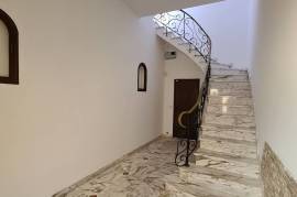 Pleasant City House With 145 M2 Of Living Space, Terrace And Private Parking In A Quiet Area.