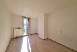Pleasant City House With 145 M2 Of Living Space, Terrace And Private Parking In A Quiet Area.
