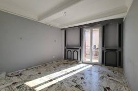 Pleasant City House With 145 M2 Of Living Space, Terrace And Private Parking In A Quiet Area.