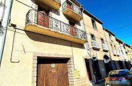 Pleasant City House With 145 M2 Of Living Space, Terrace And Private Parking In A Quiet Area.