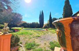 Superb Character Property With 311 M2 Of Living Space, Annexe And Park Of 1660 M2. Unique