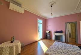 Superb Character Property With 311 M2 Of Living Space, Annexe And Park Of 1660 M2. Unique