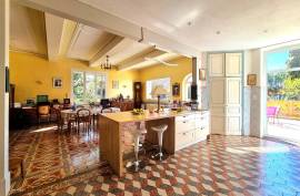 Superb Character Property With 311 M2 Of Living Space, Annexe And Park Of 1660 M2. Unique