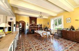 Superb Character Property With 311 M2 Of Living Space, Annexe And Park Of 1660 M2. Unique