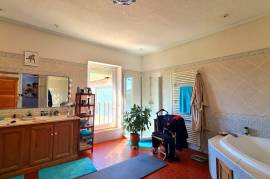 Superb Character Property With 311 M2 Of Living Space, Annexe And Park Of 1660 M2. Unique