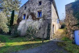 Very Pretty Country House With 145 M2 Of Living Space On 1255 M2 Of Land With Pool And 7400 M2 Of Non Attached Woods And Land.