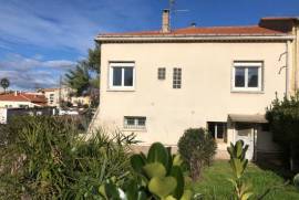 Villa To Renovate Into Apartments Or Into A Family Home, On 356 M2 At 5 Minutes From The Beach.