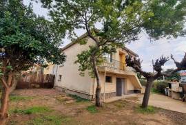 Villa To Renovate Into Apartments Or Into A Family Home, On 356 M2 At 5 Minutes From The Beach.