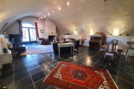 Former Farm/wine Making Property Offering 2 Accomodations Of 560 M2 And 100 M2 On 3.5 Hectares.