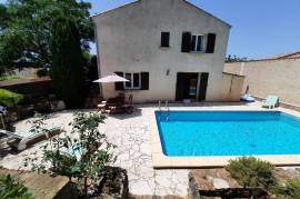 Pretty Villa Divided Into 2 Apartments With Terrace And Garage On A 560 M2 Plot With Pool.