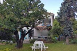 Detached Villa with Apartment and Lovely Garden