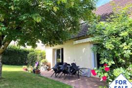 Pretty Traditional Detached House and Garden