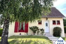 Pretty Traditional Detached House and Garden