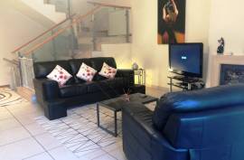 SOLD - MORE NEEDED! Gorgeous 3+2 Bed Townhouse with Pool & Garage Ref 313