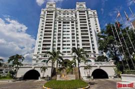Royal Castle Pattanakarn Condominium | Large 3 Bed Condo for Sale on the 12th Floor with 270 Degree Views