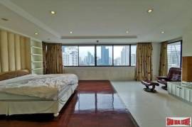 Sukhumvit Casa Condominium | Special Penthouse Unit for Sale with Views of the Benjakiti Lake and the Forest Park