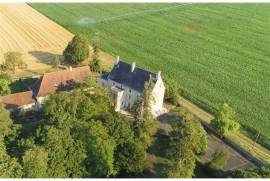 15c Chateau close to Chef-Boutonne in the Deux-Sevres