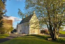 15c Chateau close to Chef-Boutonne in the Deux-Sevres