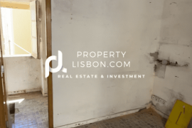 180k Lisbon Duplex Needing Renovation - Great Potential