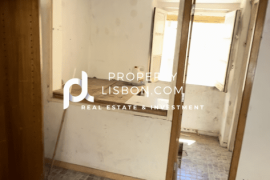 180k Lisbon Duplex Needing Renovation - Great Potential
