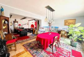 Stunning Villa with Swimming Pool Stunning Villa with Swimming Pool