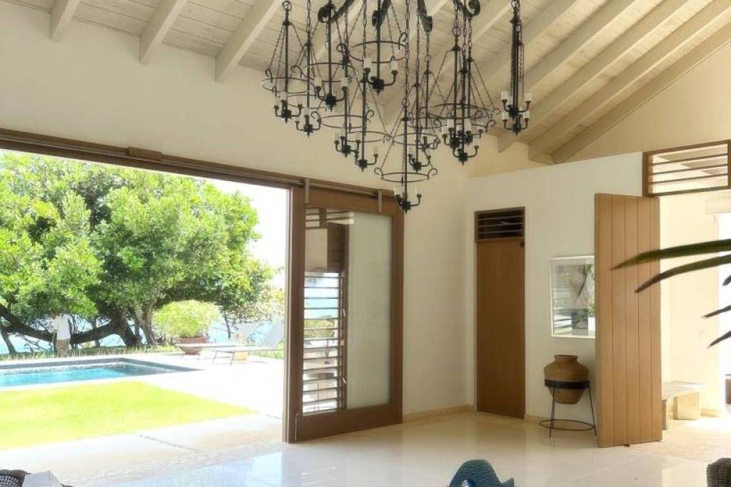 Picturesque Peninsula Estate