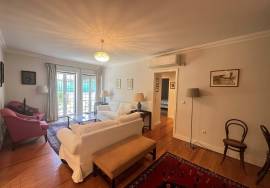 Furnished 2 Bedroom Apartment with Suite and Garage in Rua do Sol ao Rato