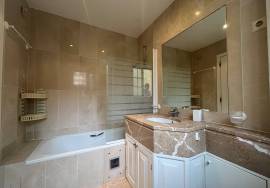 Furnished 2 Bedroom Apartment with Suite and Garage in Rua do Sol ao Rato