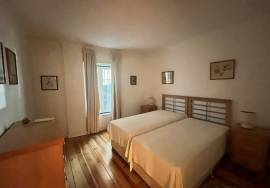 Furnished 2 Bedroom Apartment with Suite and Garage in Rua do Sol ao Rato