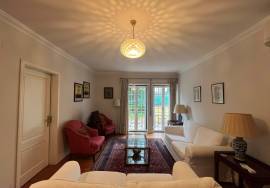 Furnished 2 Bedroom Apartment with Suite and Garage in Rua do Sol ao Rato