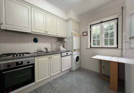 Furnished 2 Bedroom Apartment with Suite and Garage in Rua do Sol ao Rato