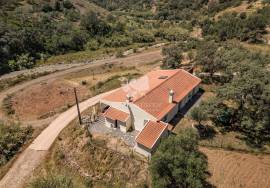 Detached, modernised 3 bedroom quinta in country location with 2500m2 plot North of Tavira. Detached, modernised 3 bedroom quinta in country location with 2500m2 plot North of Tavira.