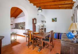 Detached, modernised 3 bedroom quinta in country location with 2500m2 plot North of Tavira. Detached, modernised 3 bedroom quinta in country location with 2500m2 plot North of Tavira.