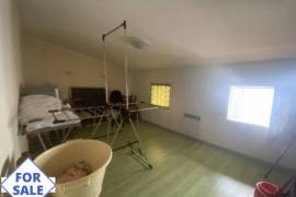 Spacious Renovated Town House With Workshop And Shed