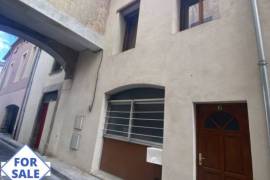 Spacious Renovated Town House With Workshop And Shed