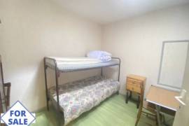 Spacious Renovated Town House With Workshop And Shed