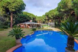 House with swimming pool in Sant Andreu de Llavaneres.