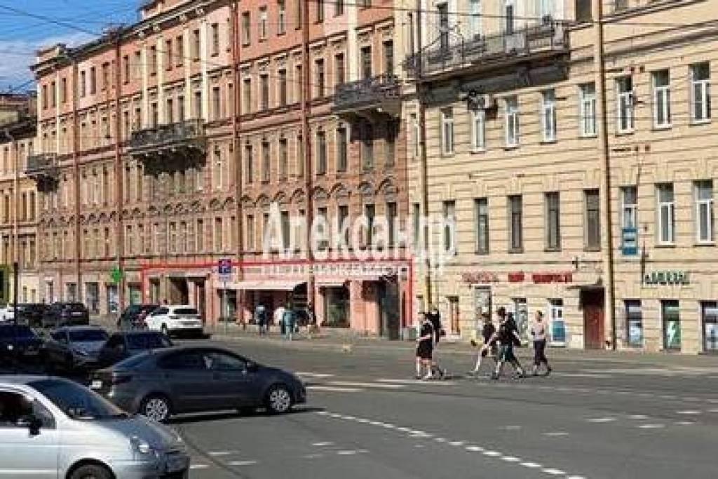 Помещение с красивыми витринами и свечой на первой линии Лермонтовского проспекта, торговля/общепит