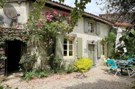 €80000 - Pretty Cottage Full Of Character With 2 Bedrooms And Gardens