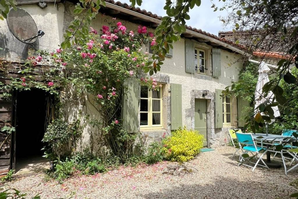 €80000 - Pretty Cottage Full Of Character With 2 Bedrooms And Gardens
