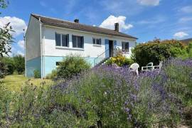 €149950 - Delightful Riverside Property Offering 3 Bedrooms And Just 2kms From All Commerce